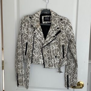 Snake skin jacket 💗